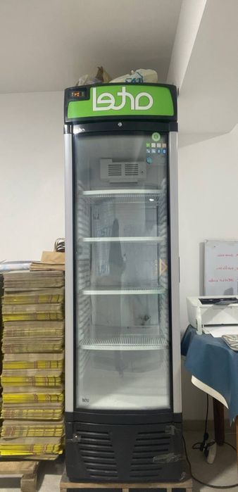 Продается витринный холодильник