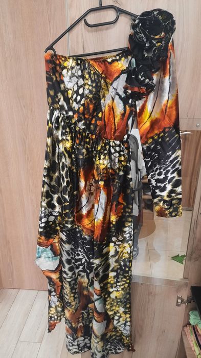 Rochie cu un umar gol si o maneca lunga