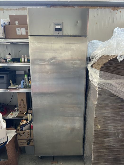 Професионален вертикален фризер 670l