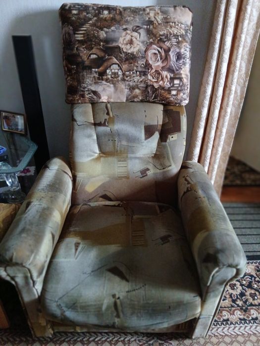 Два кресла с подушками.