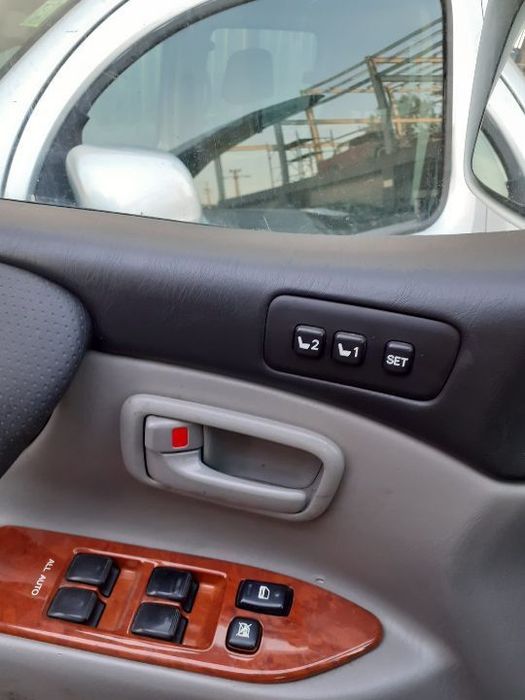 Dezmembrez Toyota Land Cruiser J100 4.2 tdi an 2004