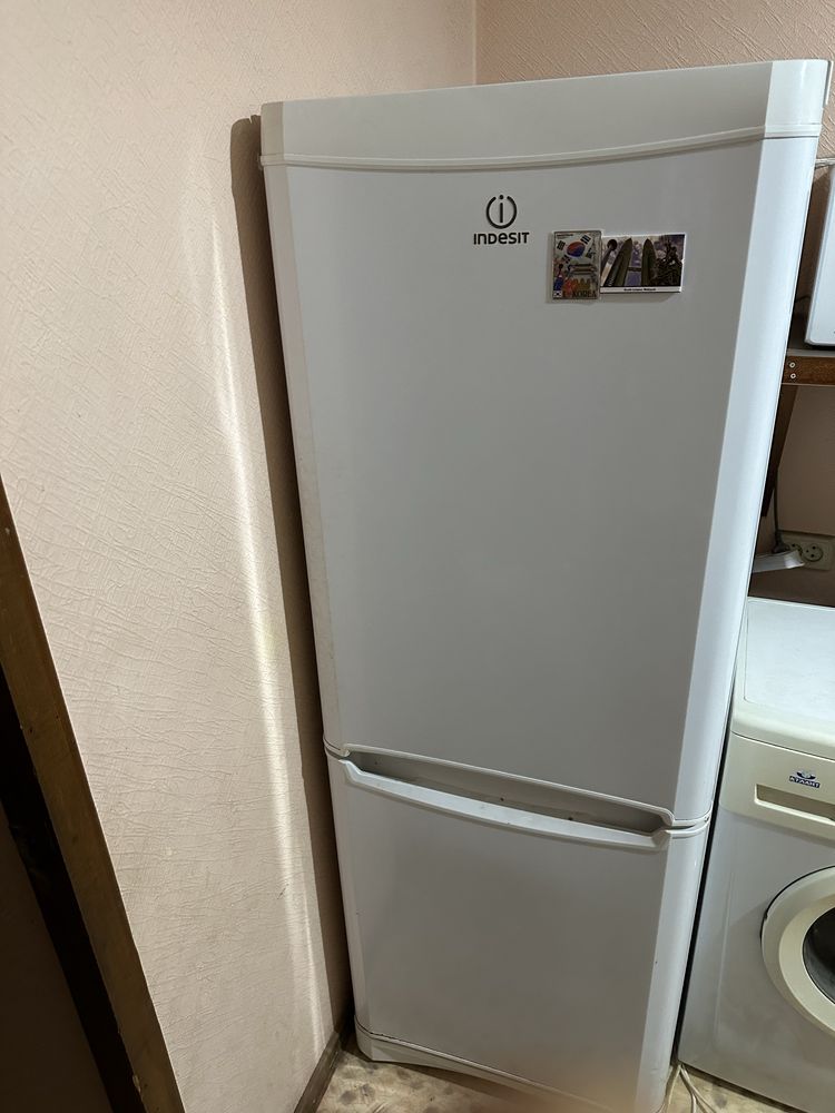 Продается Холодильник Indesit БУ