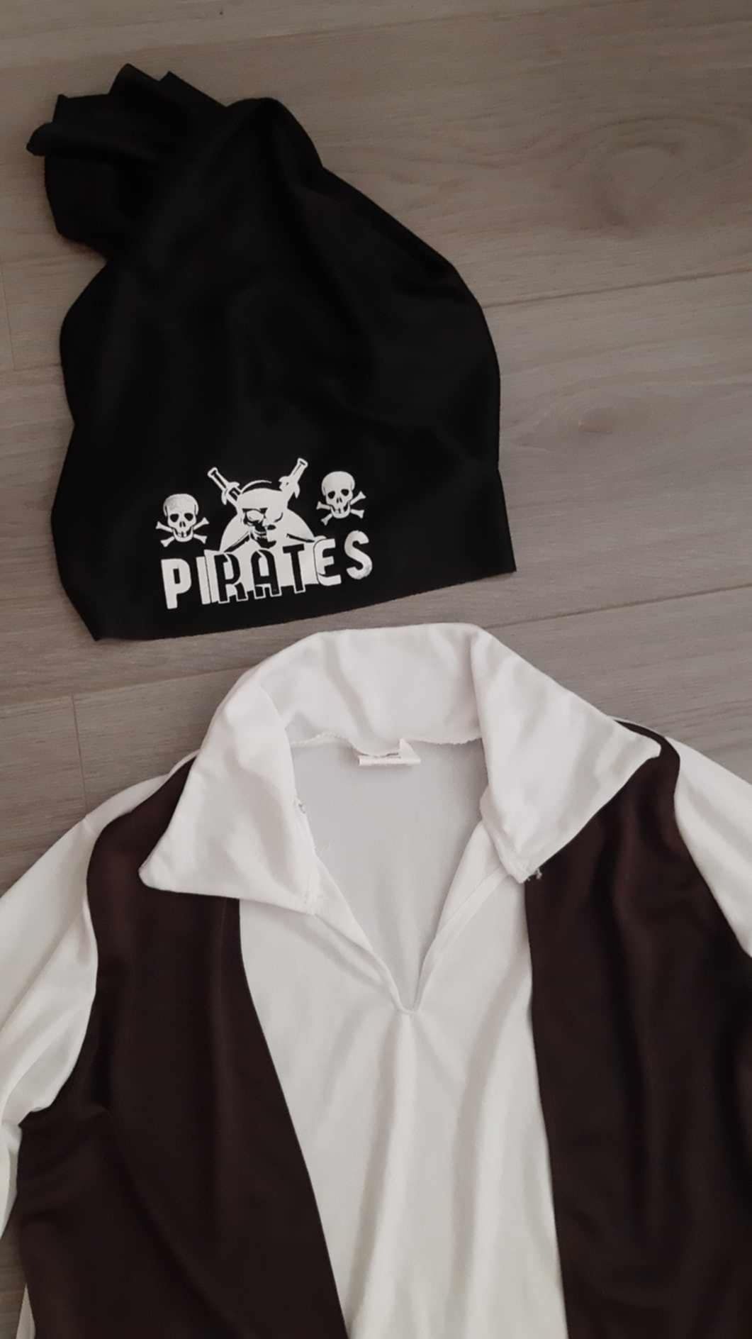 Costume de polițist,   asistenta , pirat  și magician