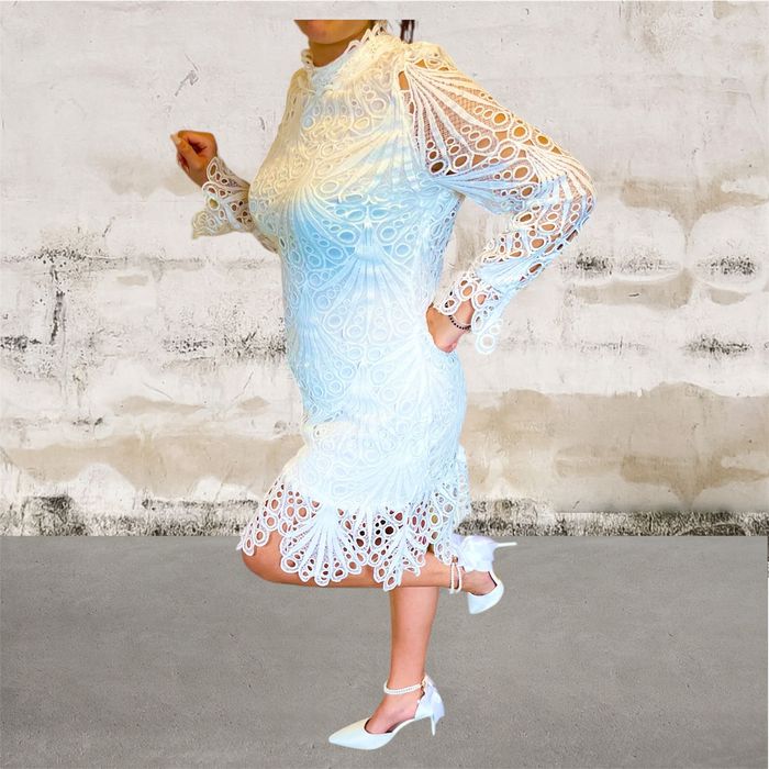 Бяла дантелена къса рокля, прилепнала с дълъг ръкав, висока яка