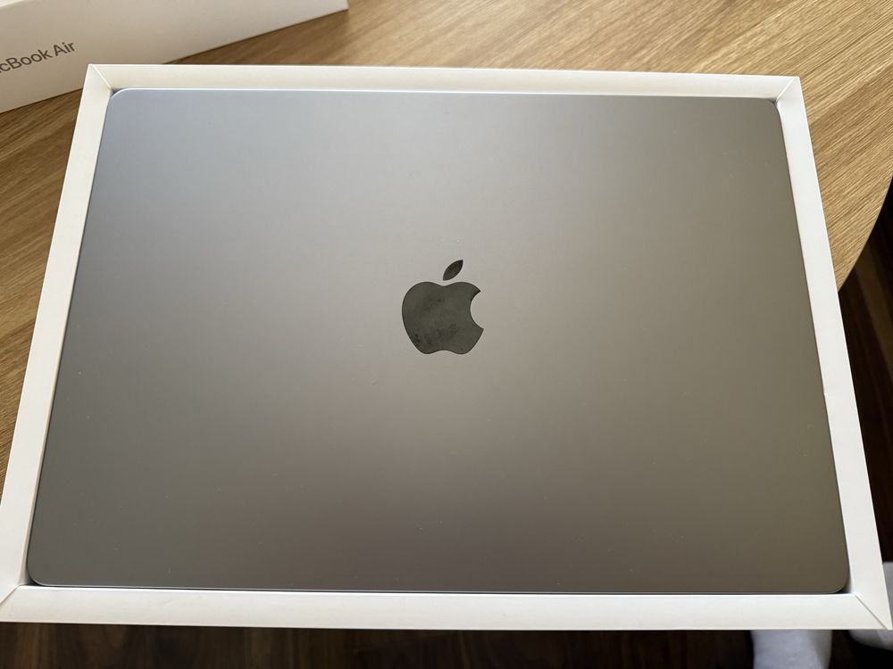 Apple MacBook Air 15,3" M2 512GB 8GB RAM Състояние-като нов