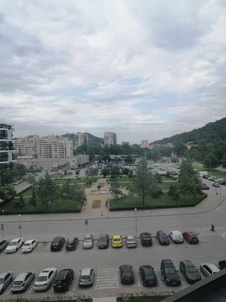 Хубав, голям и нов тристаен МОЛ Пловдив