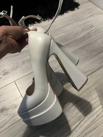 Бели обувки с дебел ток