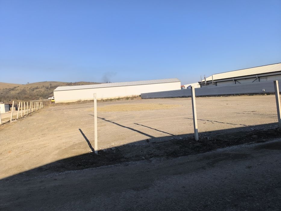 Închiriez teren intravilan