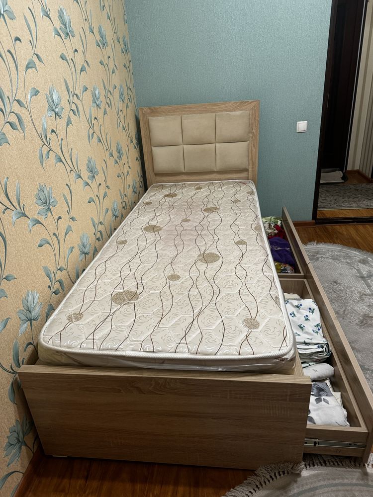 Продаю 1 спальную  кровать в отличном состоянии