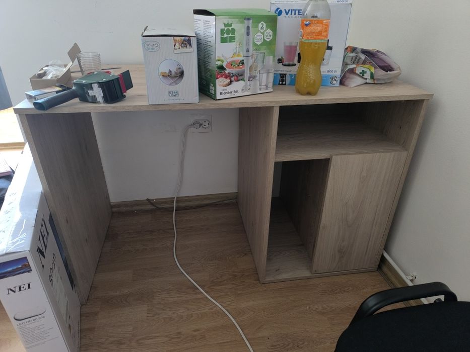 Vând birou        .