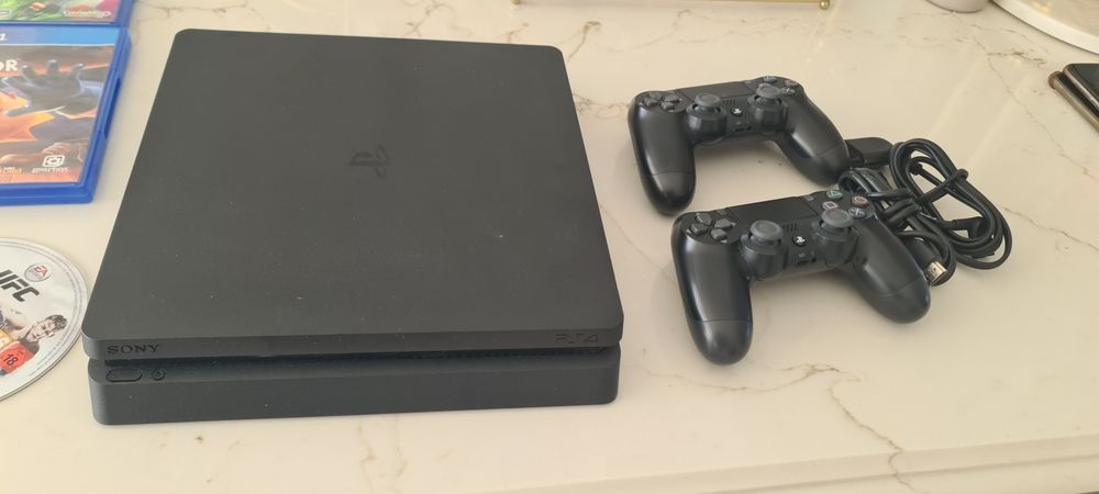 Playstation 4 cu 2 controlere ca si nou