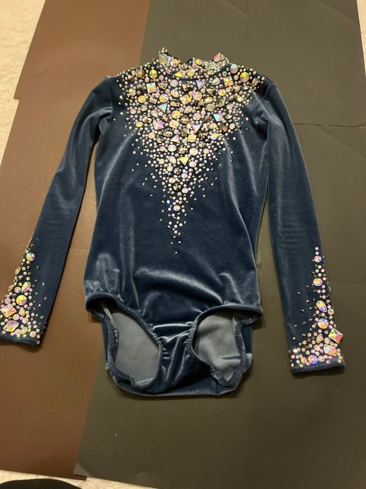 Costum catifea gimnastica ritmica 9-11 ani