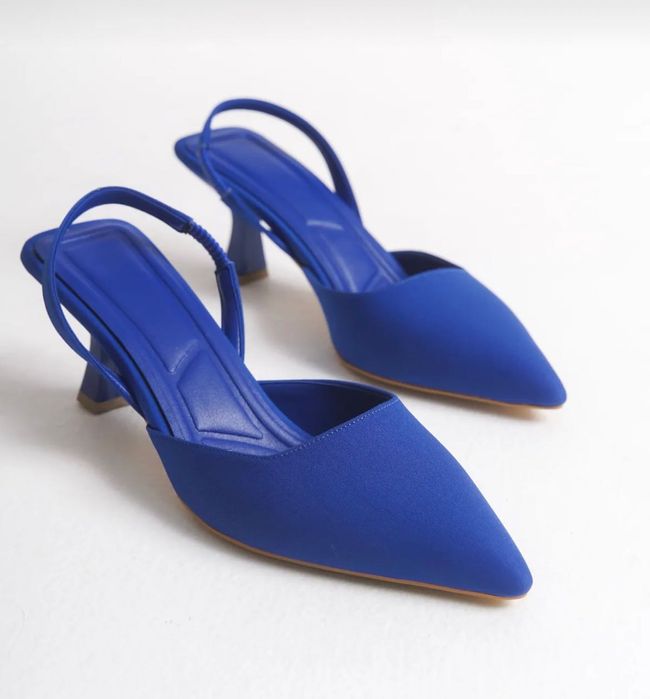 Сини обувки на ток с отворена пета и остър връх