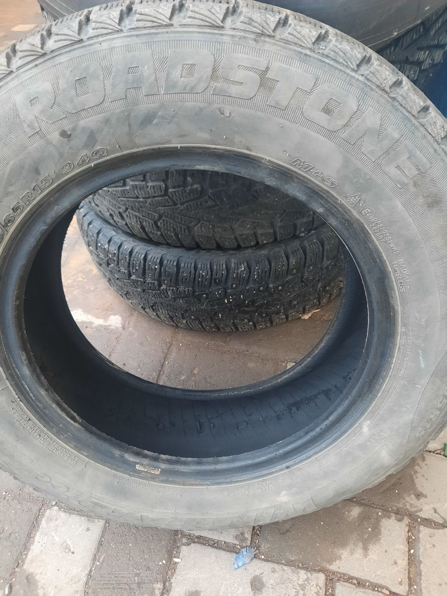 Продаю резину липучка Roadstone размер 195/65 R 15 в отличном состояни