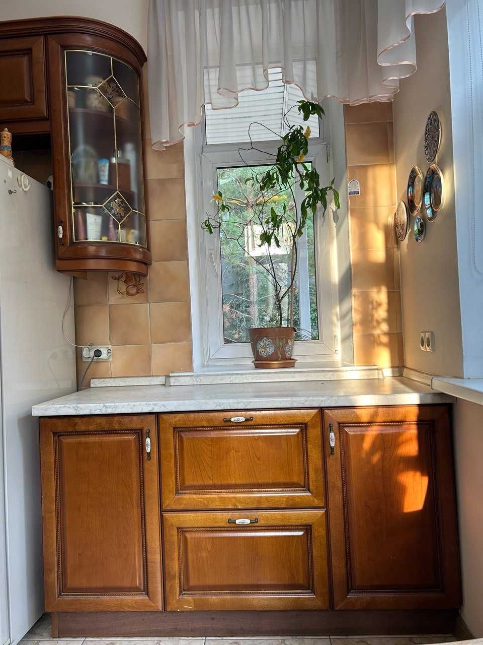 Продам шикарную кухню с фасадом из дерева!