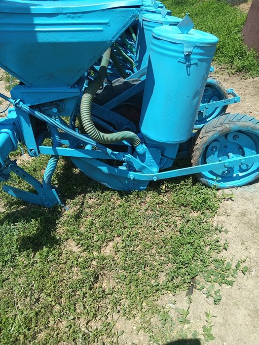 Vand semanatoare porumb si floare spc 6