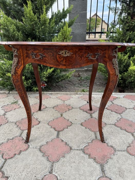 Masuta deosebita stil Louis XV, intarsii si elemente bronz