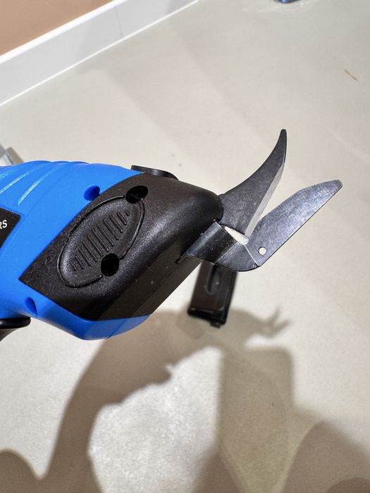 Cutter automat materiale textile si perforator hartie