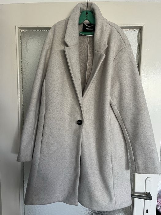 Продавам бяло палто