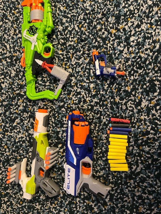 vand 3 pistoale mari Nerf