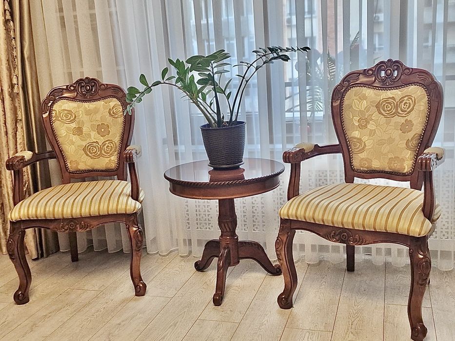 Set 2 fotolii clasice + măsuță elegantă din lemn masiv stare impecabil