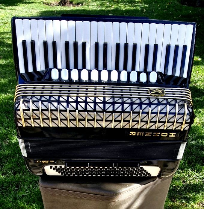 Vând acordeon Hohner Atlantic de Luxe 4 cu 120 basi negru