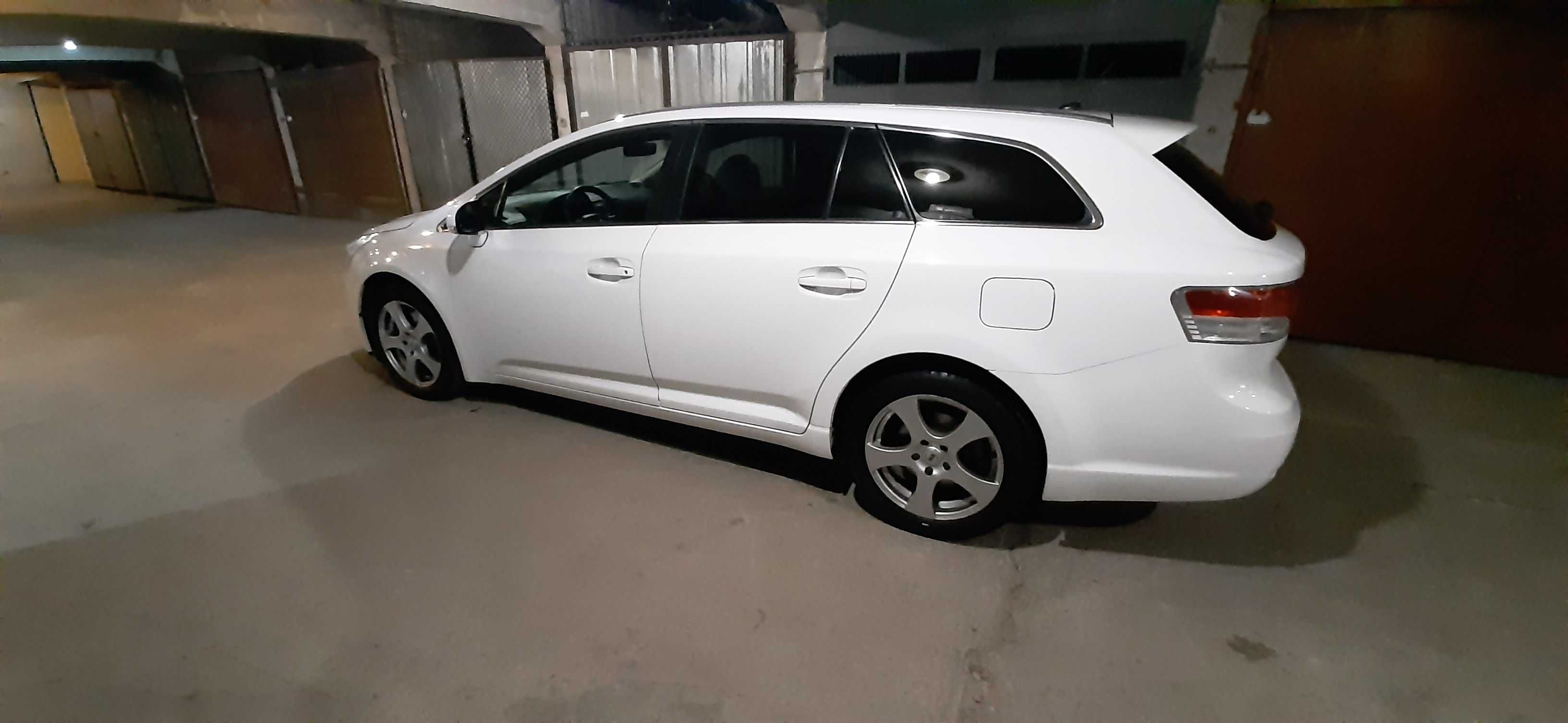 Продавам перфектна TOYOTA AVENSIS комби дизел 2011 г.