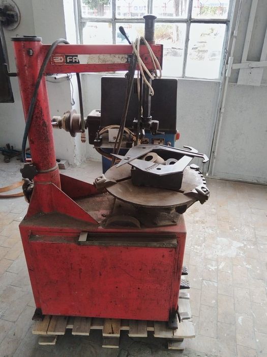 Трифазни машини за монтаж и демонтаж на гуми