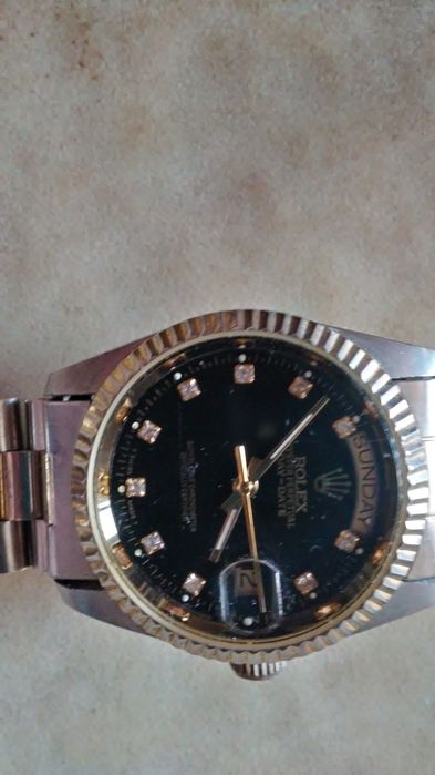 Vînd ceasuri automatice.Pret 300  leiun rolex si 400 Cartier.1000 toat