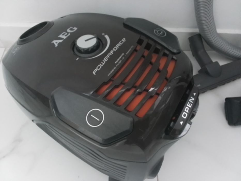 Aspirator cu fir  AEG Power force