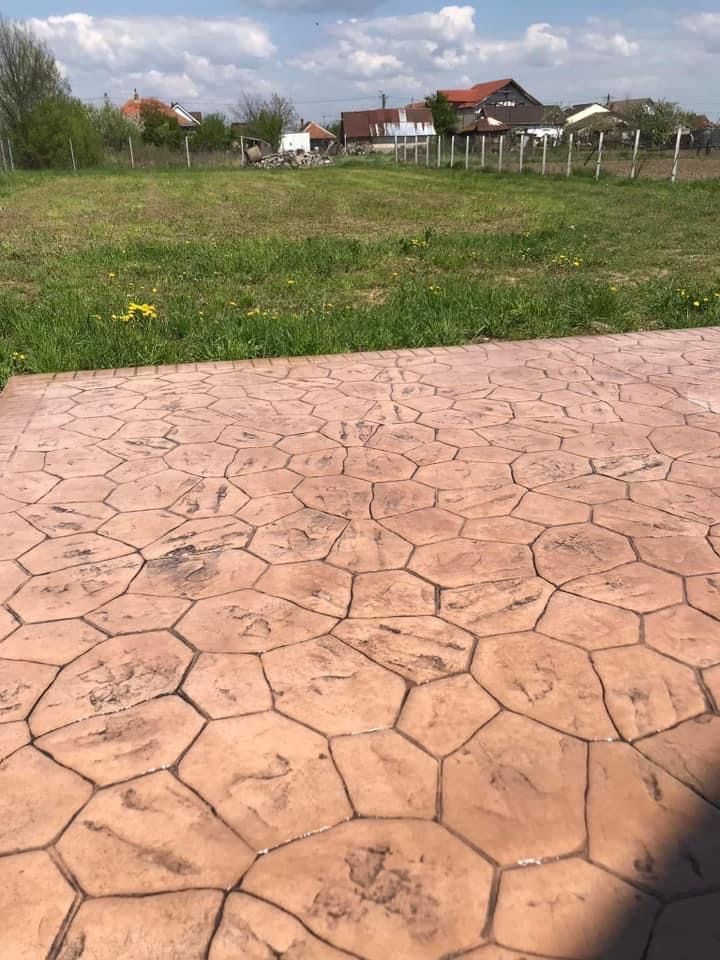 Decorațiuni din beton amprentat curti gradin garduri case scari