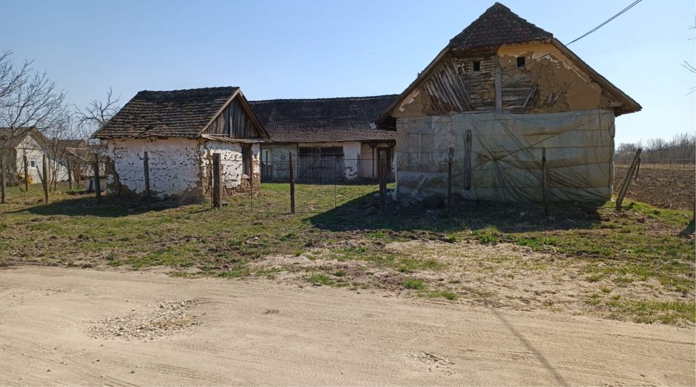 Vand teren intravilan cu casă. 6150mp