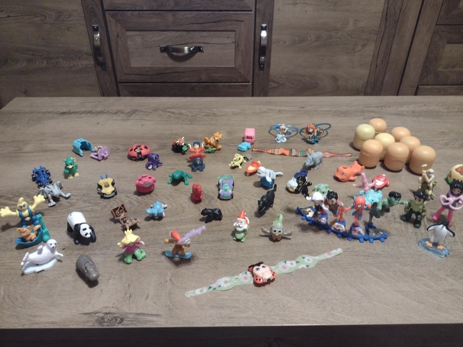 Киндер фигурки сглобени и не отворени +две гривнички около 66 броя.