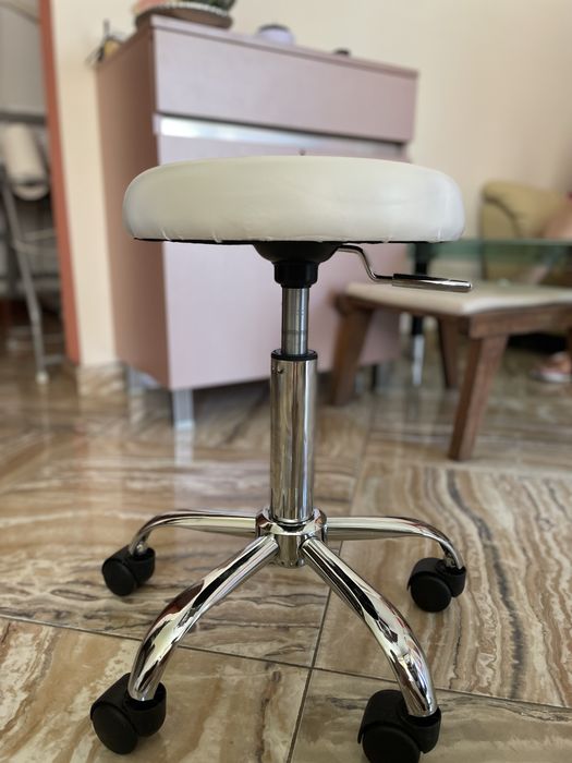 Козметична табуретка на колелца