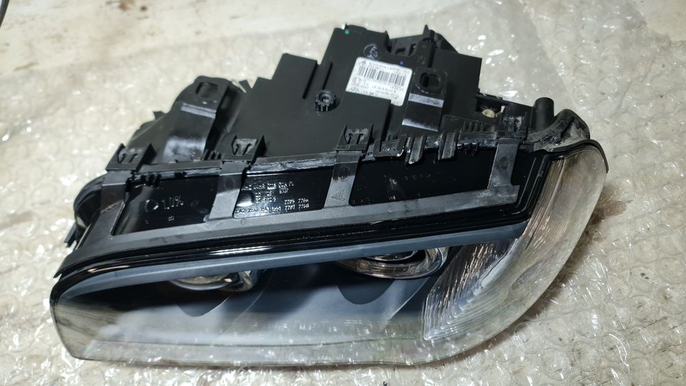 BMW е83 x3 ляв фар биксенон завиващ