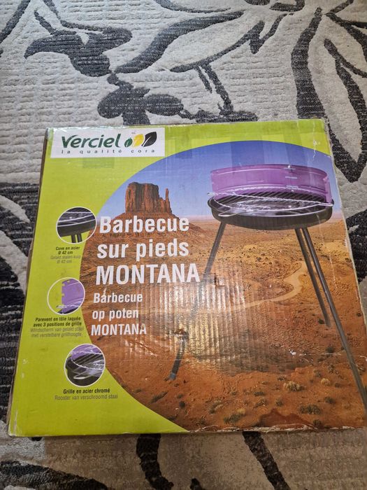 Gratar de gradina, fix, cu 3 picioare, din metal.