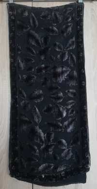 Елегантен шал с плюшени листа