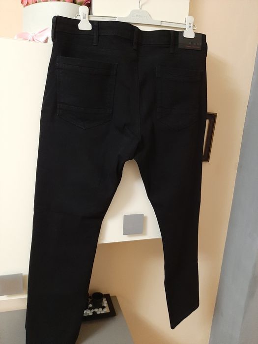 Vand blugi De calitate ,Noi