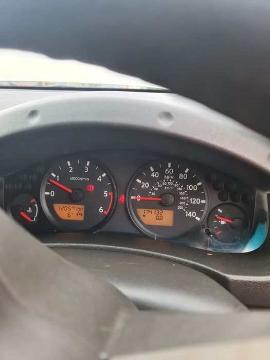 Masina Nissan Navara