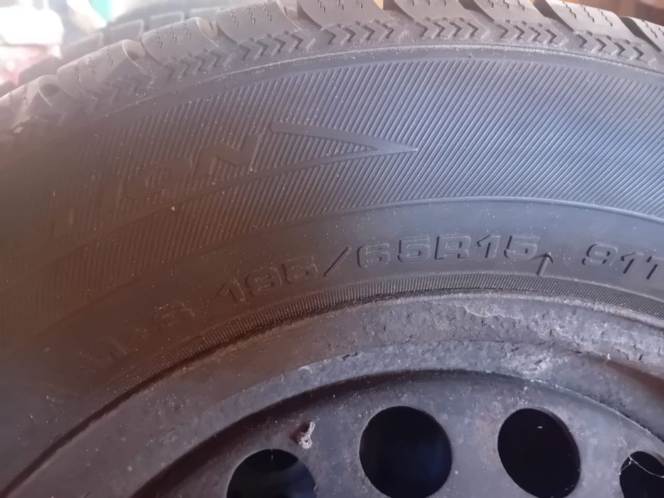 Vand cauciucuri de iarna cu tot cu jante .