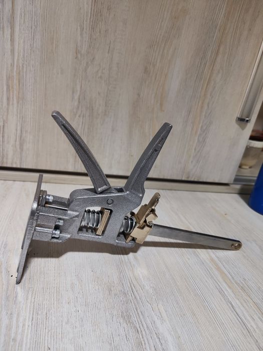 Универсальный ручной домкрат-подъемник  для мебели и дверей