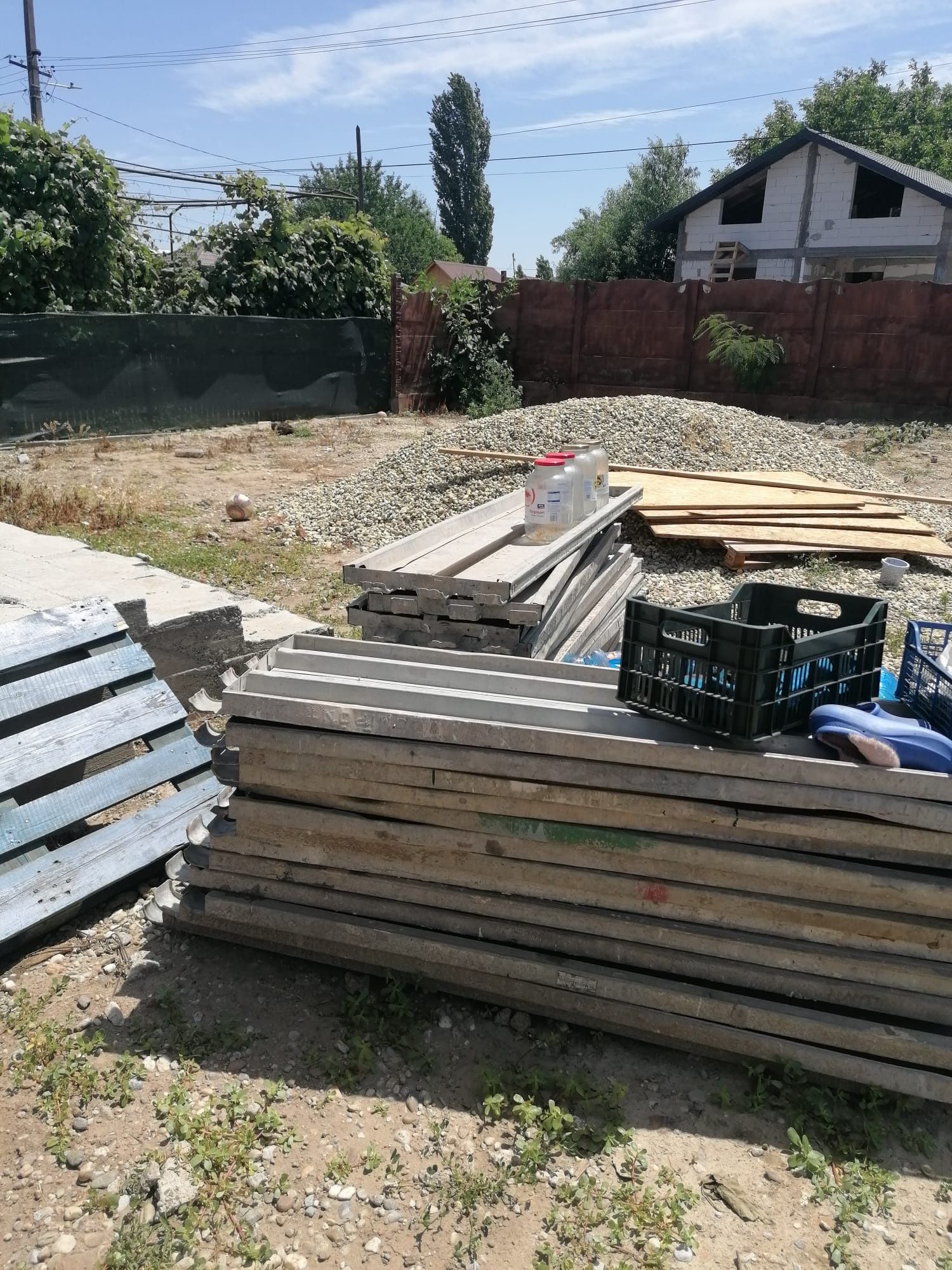 Vând schela metalică