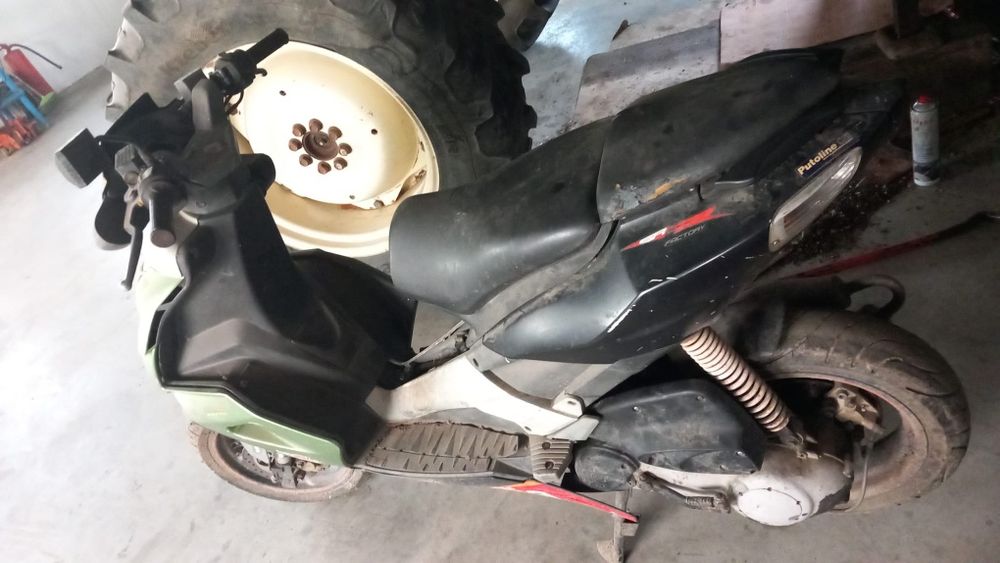 scuter apriliea este schimbat setul  am mai multe scutere mai inf la