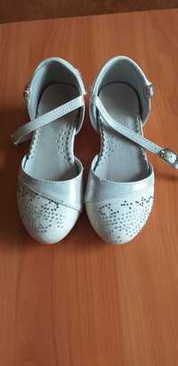 Продам туфли для девочки,размер 28(маломерят),цена 2000тенге