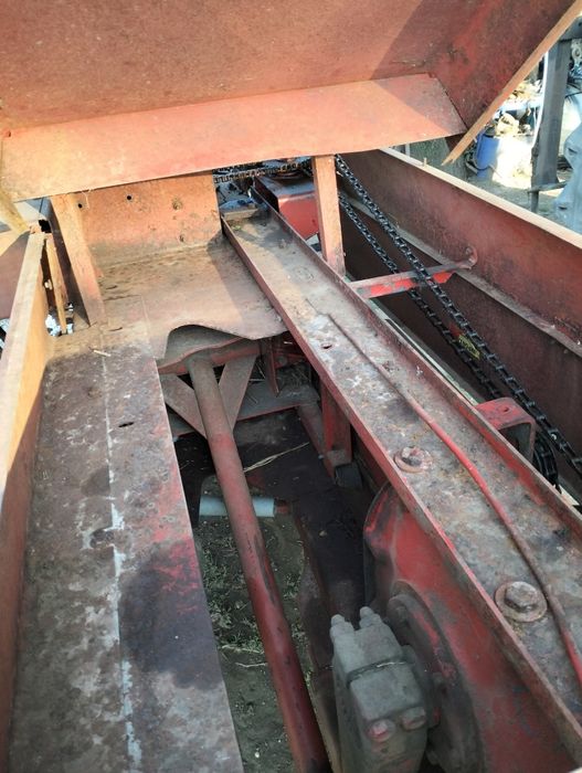 Presă new Holland disponibilă