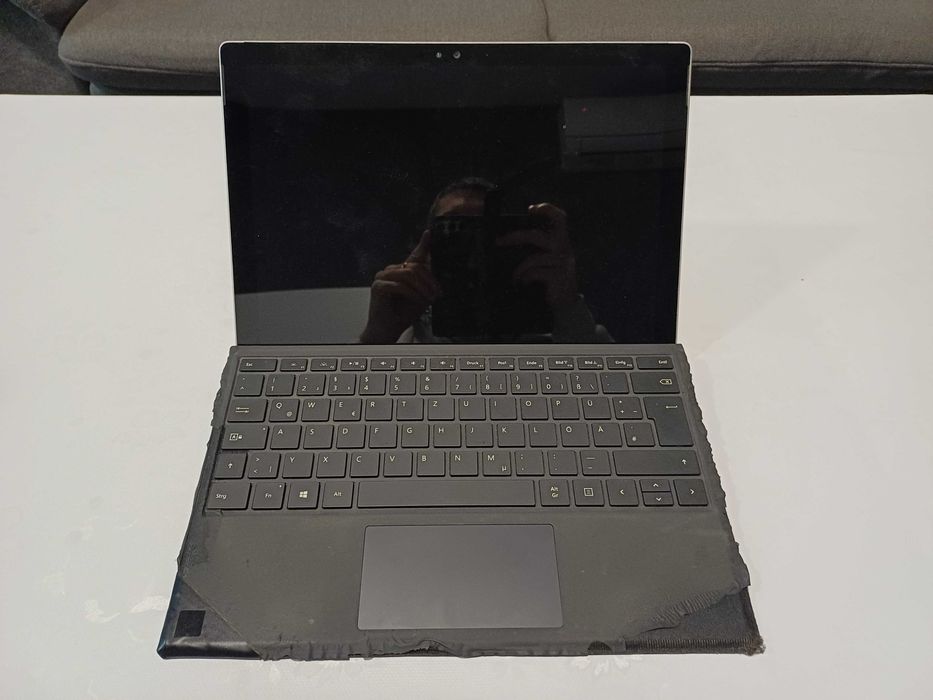 Microsoft Surface Pro 4 i5 8 GB RAM 256 GB SSD с клавиатура и работещ