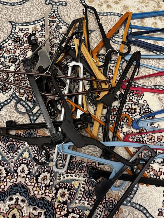 Вешалки разные, железные, деревянные, из прочной пластмассы