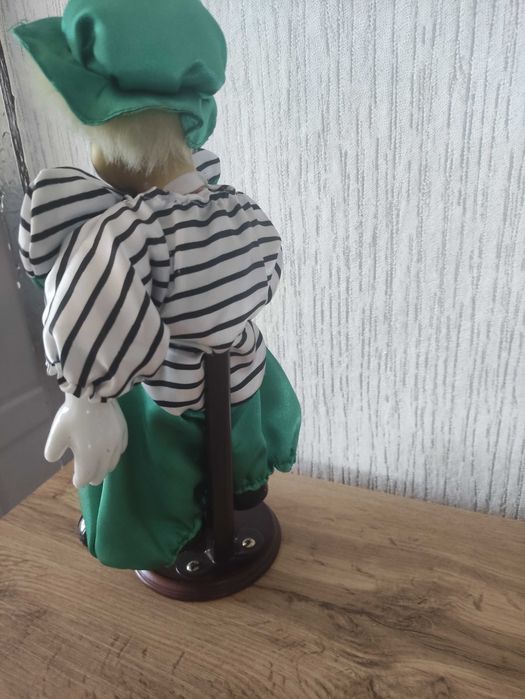 Порцеланова кукла- клоун със стойка