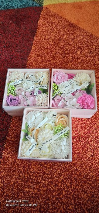 Aranjament floral de săpun în cutie de carton