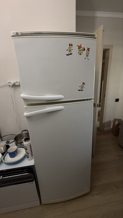 Холодильник с морозильной камерой